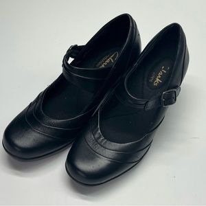Clarks - Bendable black heeled shoes